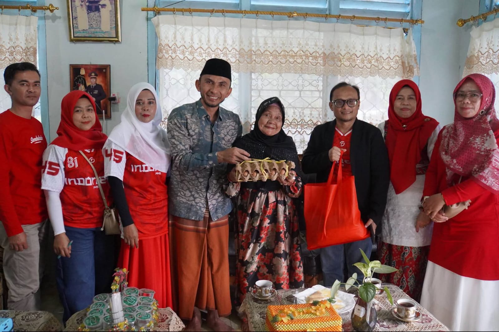 Penyerahan bantuan sembako oleh Wawako Allex dan Kadinsos Winarno pada veteran dan janda veteran.